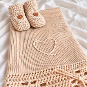coffret cadeau bébé tricoté mains