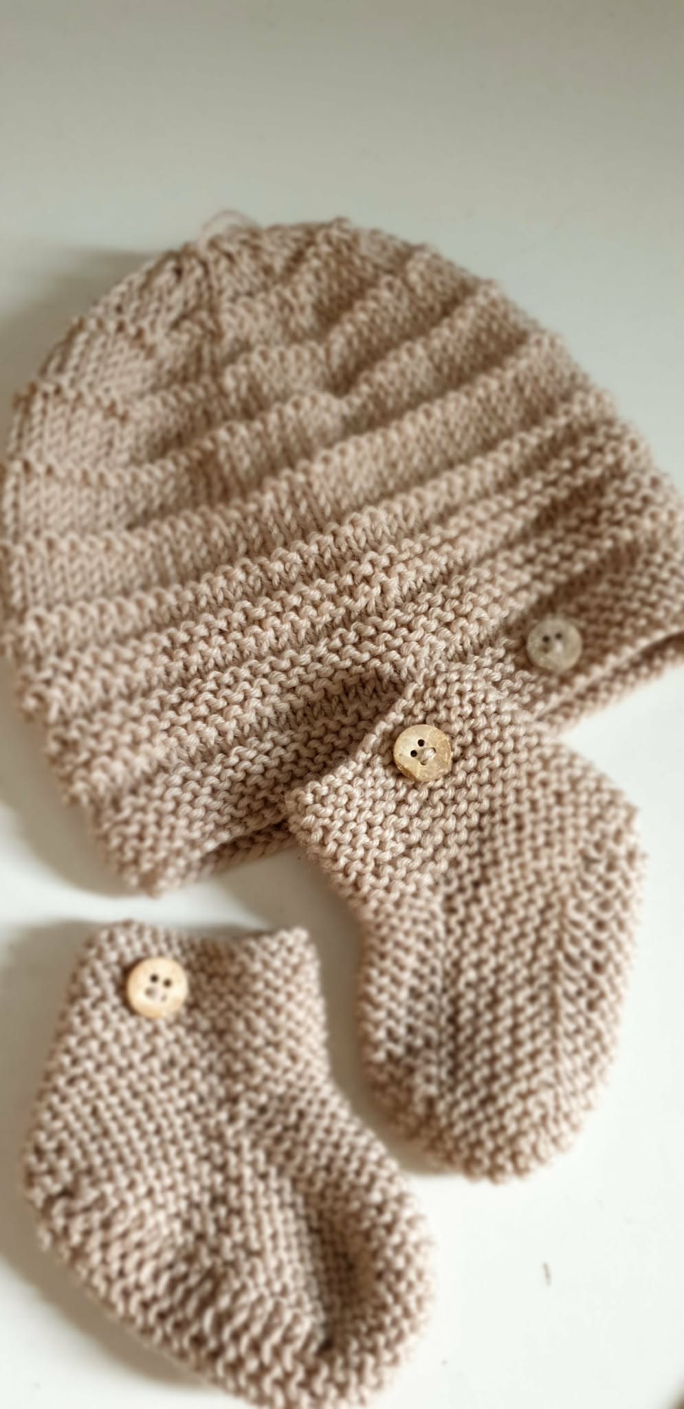 chaussons et bonnet bébé beige
