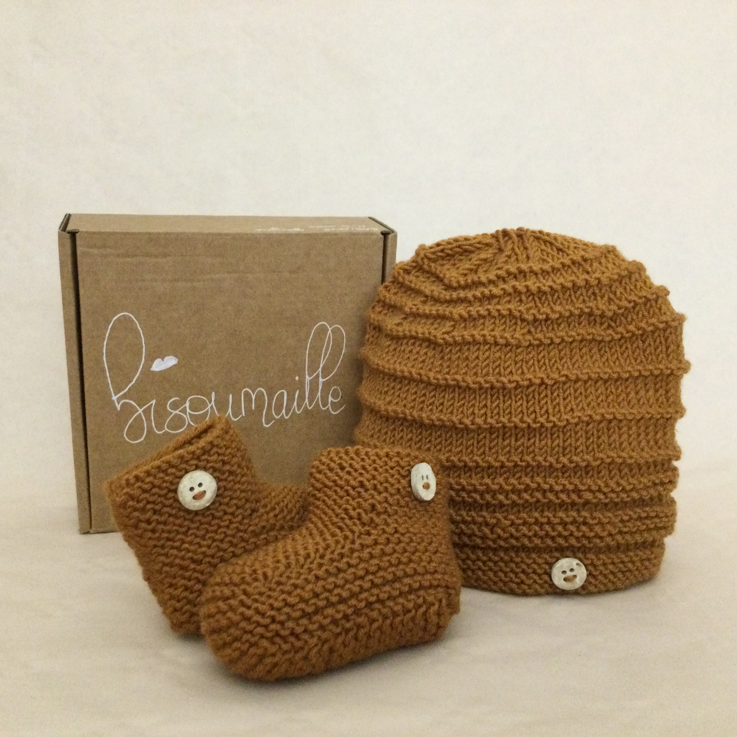 chaussons et bonnet bébé noisette