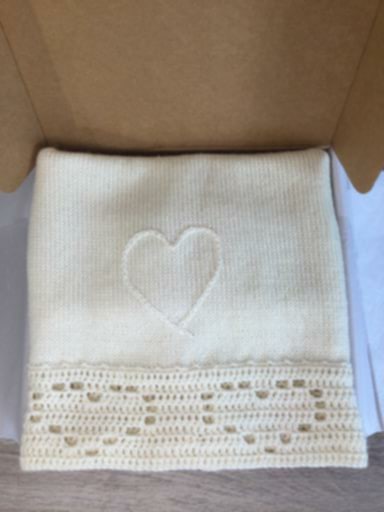 couverture bébé blanc cassé dans un coffret naissance