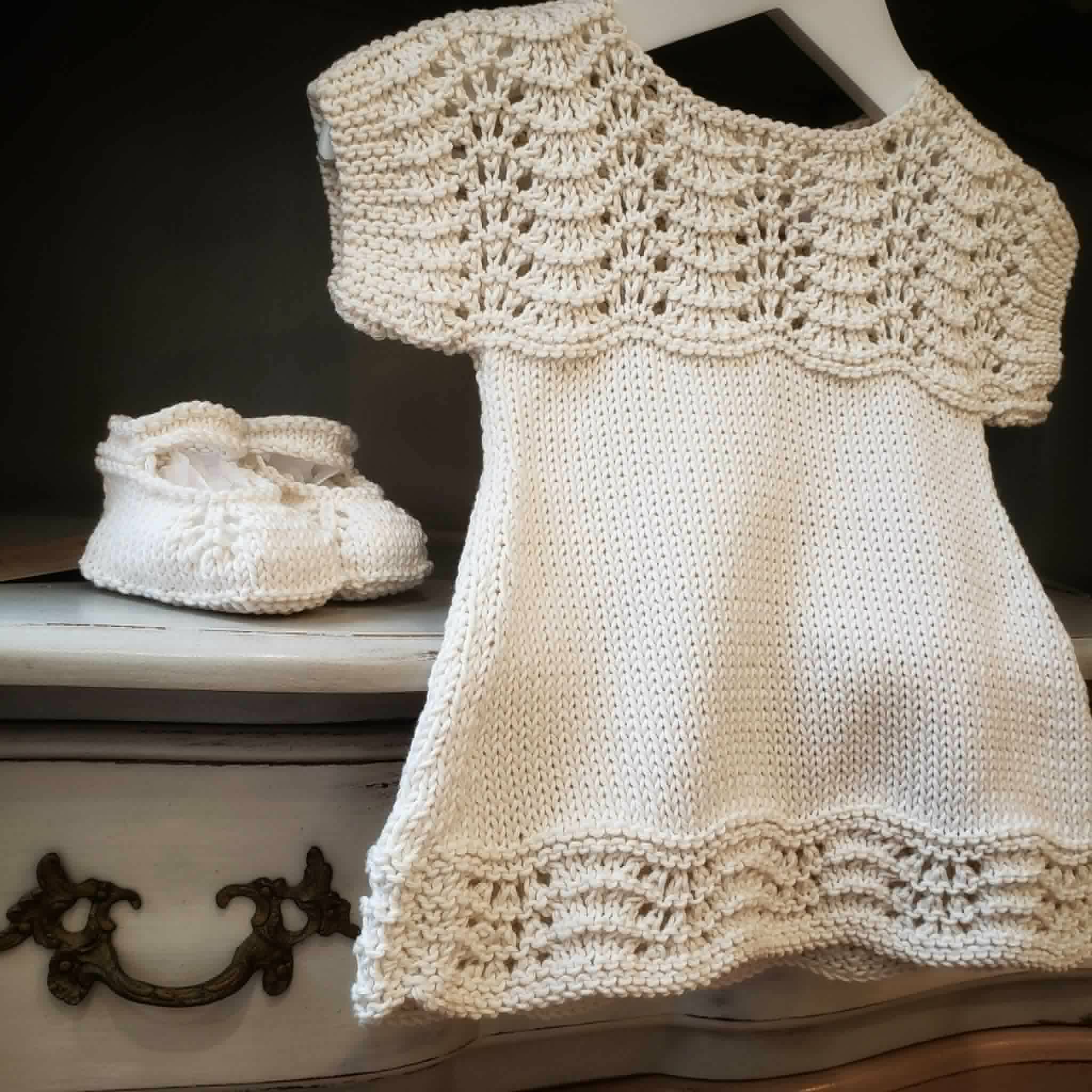 ensemble composée d'une robe et paire de chausson coloris naturel