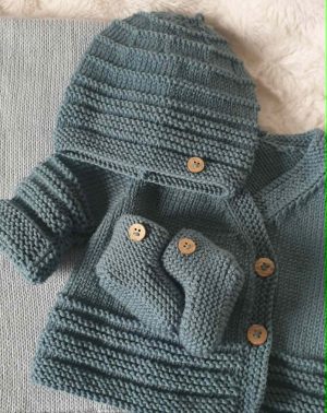 Coffret bébé composé brassière bonnet chaussons
