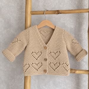 Gilet beige cœur tricoté mains