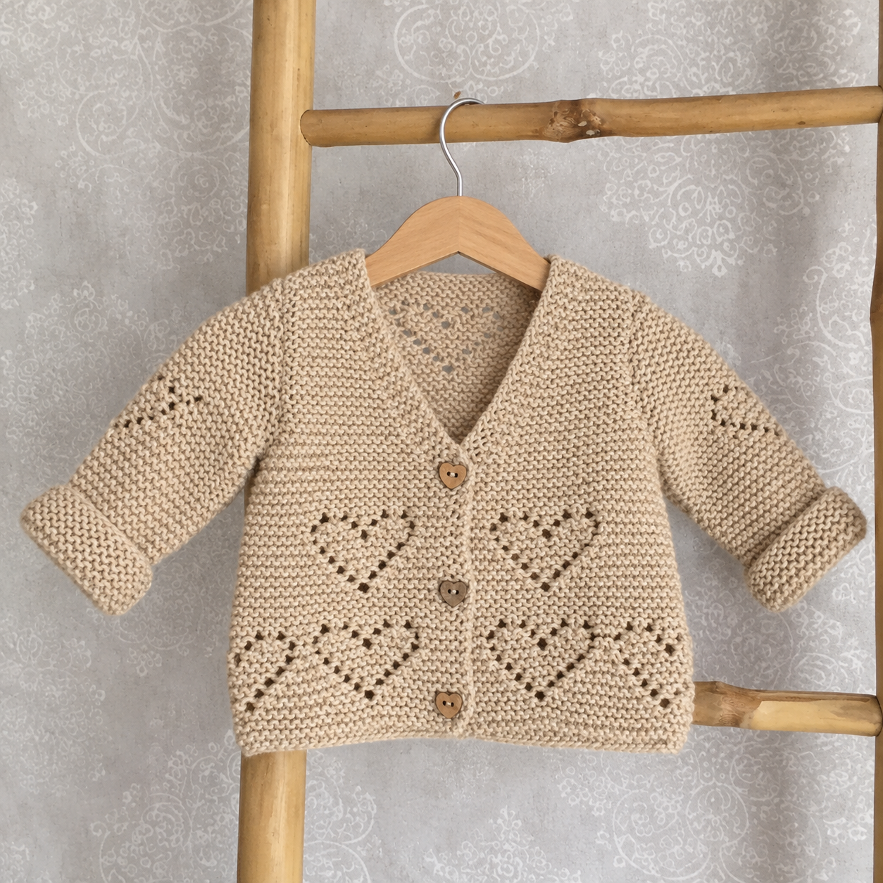 Gilet beige cœur tricoté mains